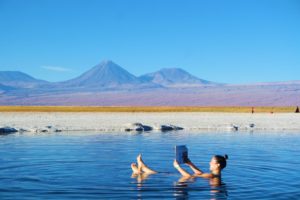 Turista flutuando na Laguna Cejar, com alta concentração de sal, no Deserto do Atacama.