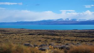 Vista para o Lago Argentino, desde a estrada que liga El Calafate até El Turbio.
