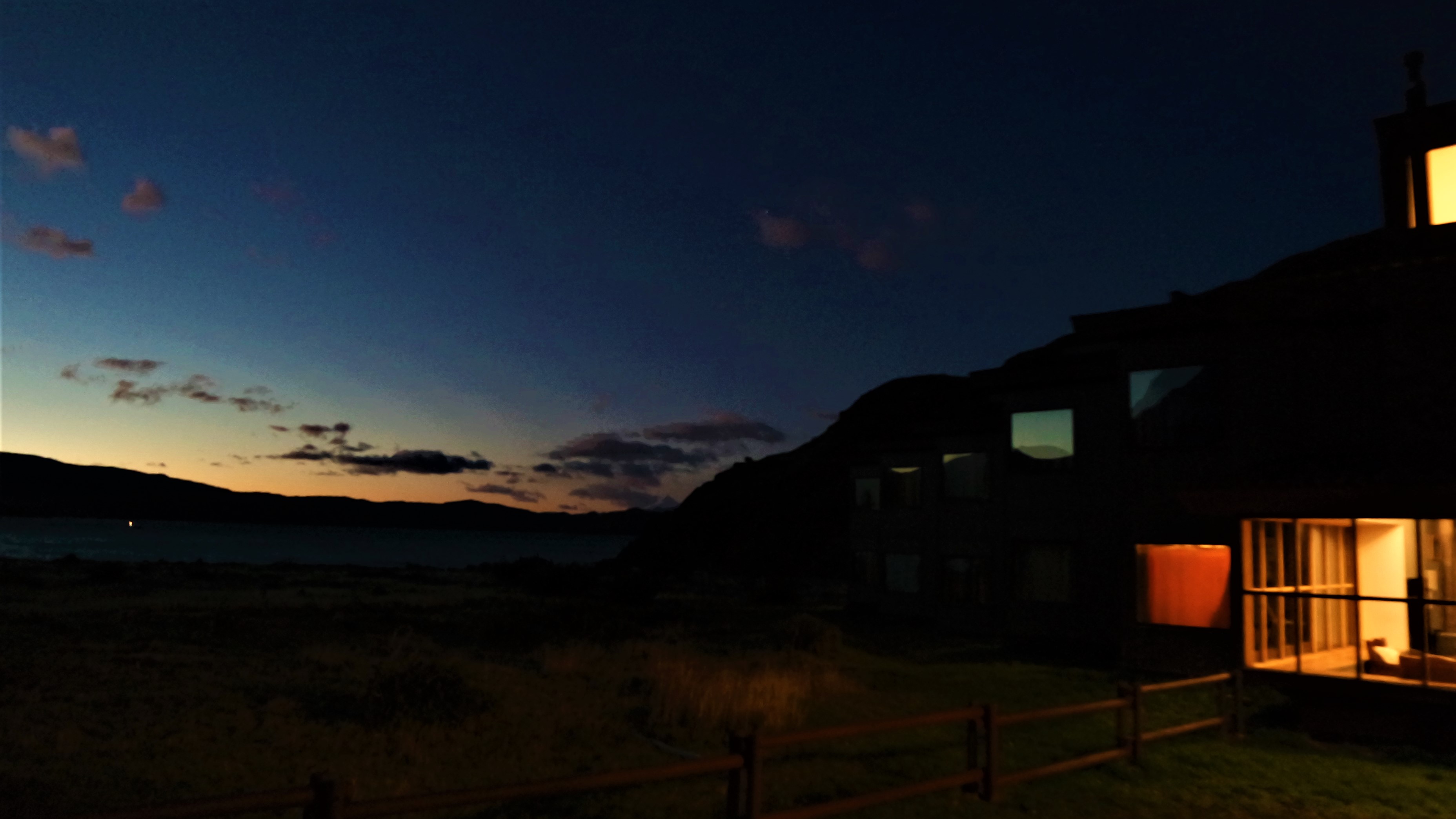 Silhueta do Refúgio Paine Grande ao amanhecer