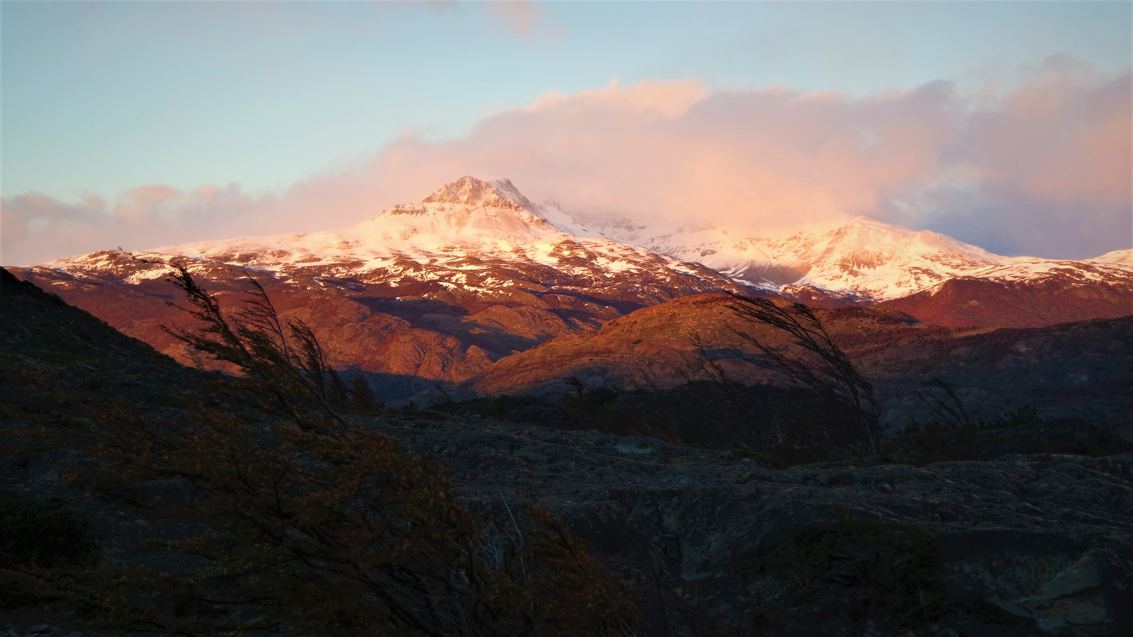 Amanhecer cor de rosa nas montanhas no caminho para a Laguna de Los Patos - Circuito W - Patagônia Chilena