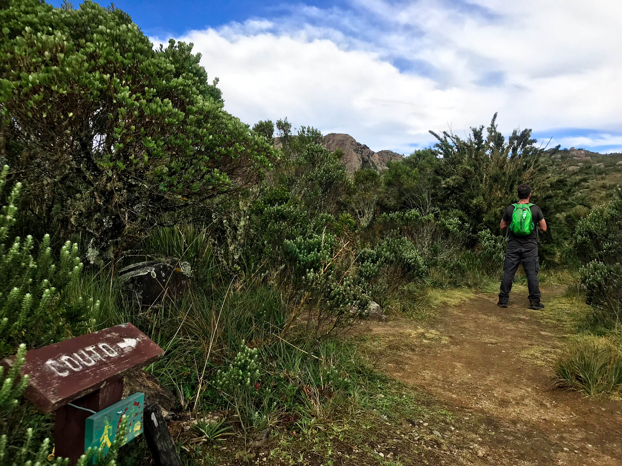 Sinalização de início da trilha para o Morro do Couto - Parque Nacional do Itatiaia