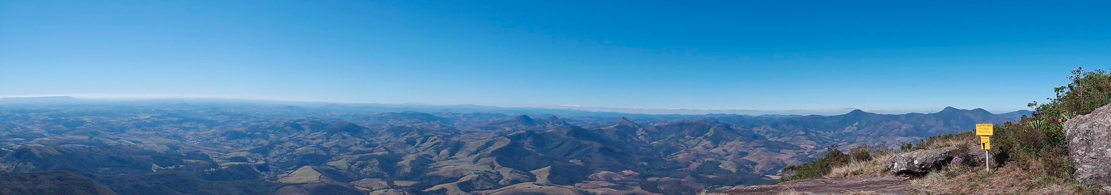 Vista panorâmica do cume do Pico do Papagaio