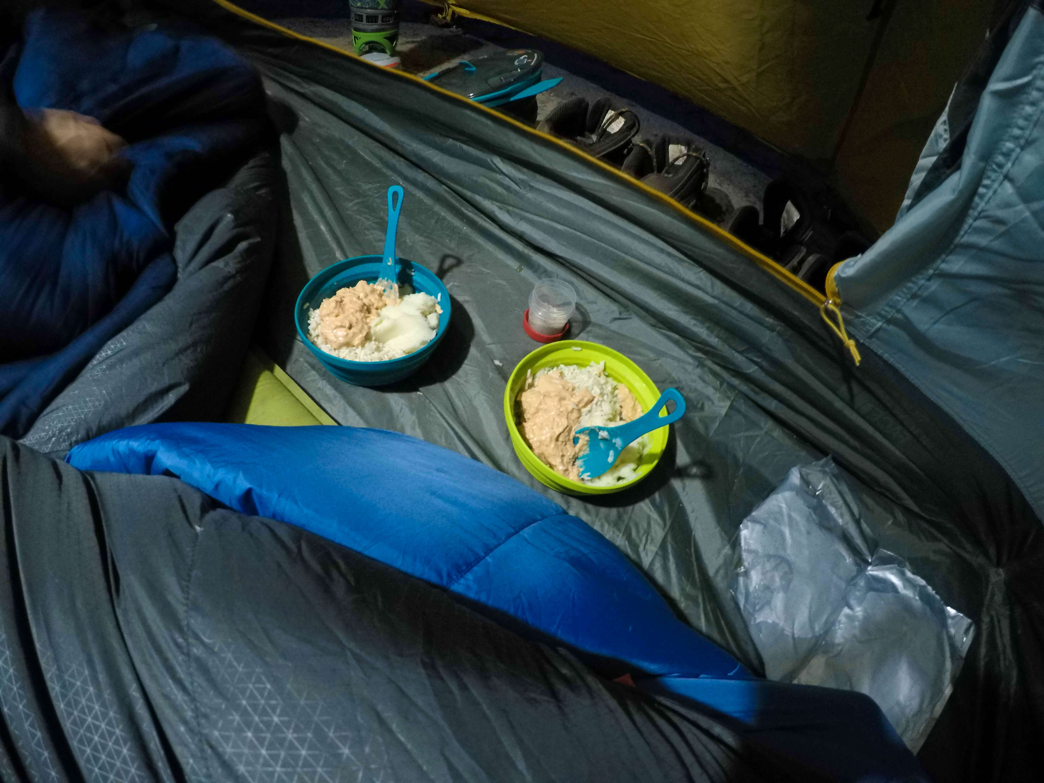 Jantar no acampamento - comida liofilizada